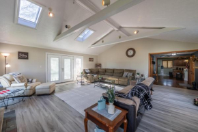 Maplewood Farmhouse + Hot tub